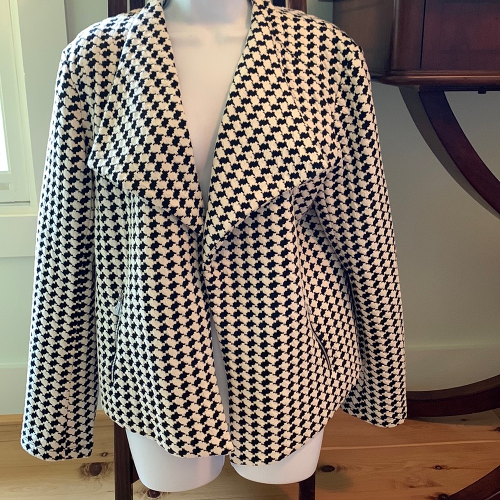 Houndstooth jacket with 2 zippered pockets.